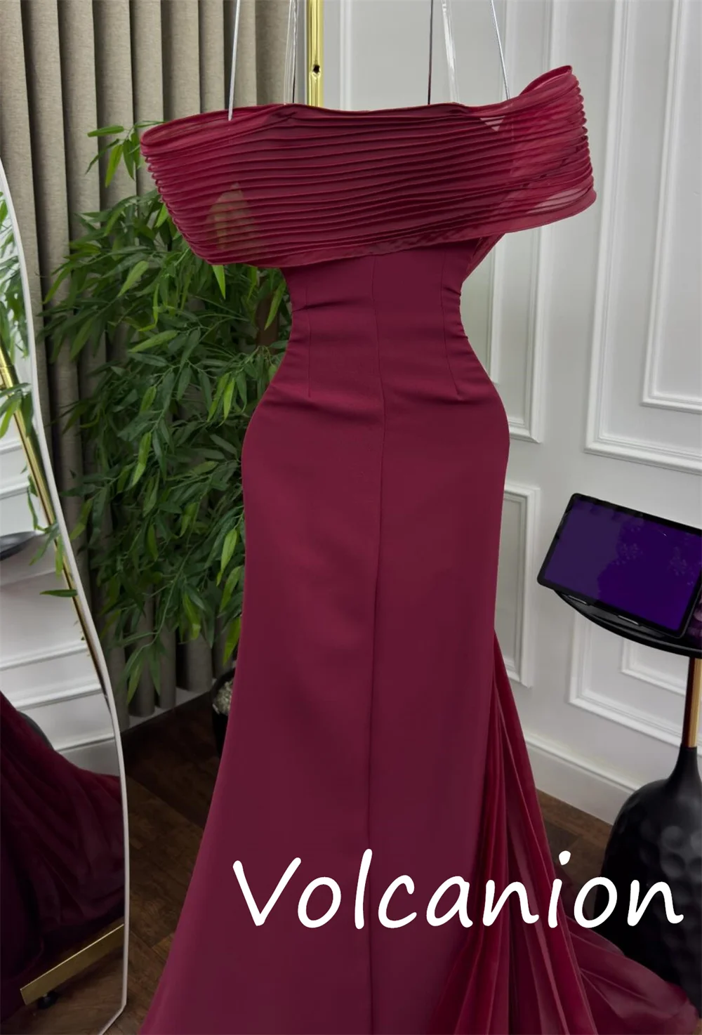 Abiti lunghi personalizzati in jersey stile moderno con paillettes e pieghe a tromba con spalle scoperte Moda per occasioni su misura