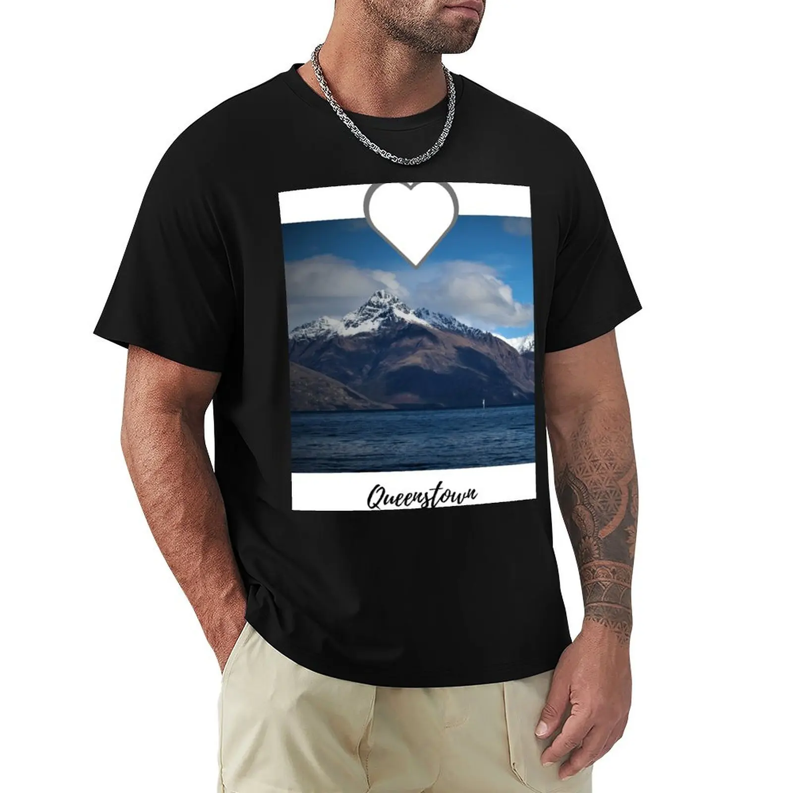 تي شيرت Queenstown تي شيرت أنيمي ملابس جمالية تي شيرت رجالي كاجوال أنيق