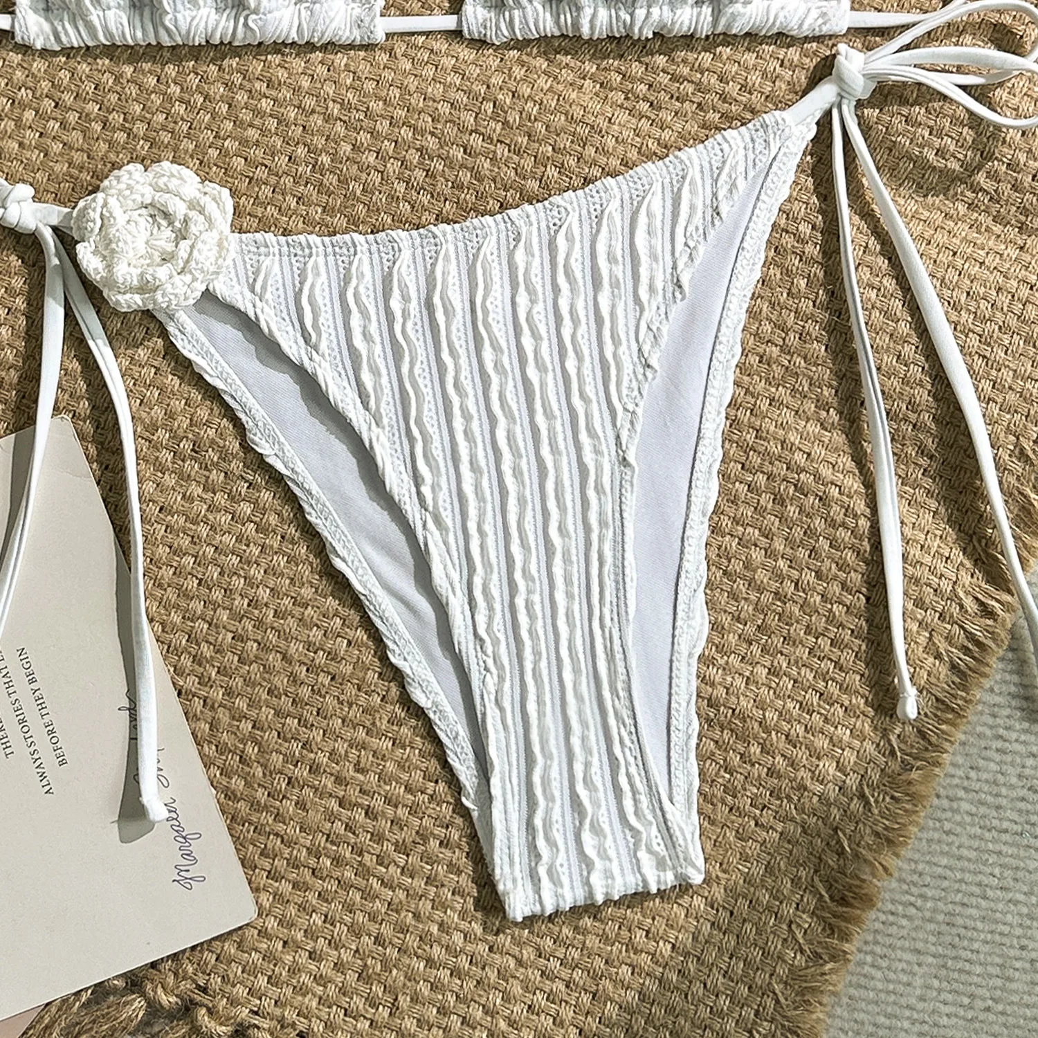 ชุดบิกินี่ไมโครสีขาวลายดอกไม้ 3 มิติ สไตล์เซ็กซี่ แบบสองชิ้น สายผูกคอเรียบง่าย ชุดว่ายน้ำชายหาด ชุดว่ายน้ำ บิกินี่ แทงกินี่