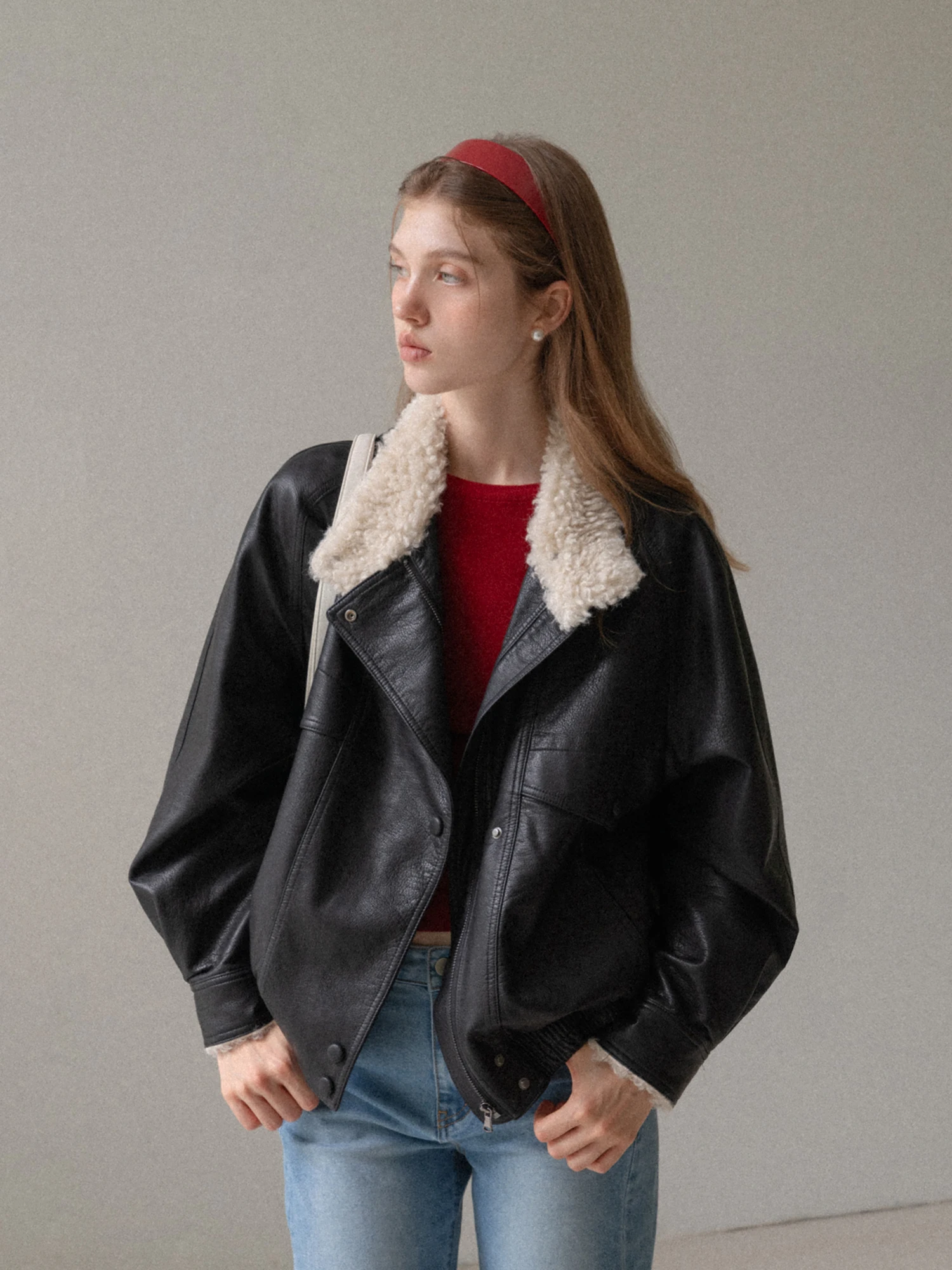 Jaqueta Fena Estilo Americano Eggka com Gola de Pele Sintética Preta, Couro PU, Forro Quente com Zíper, Manga Longa e Cai...