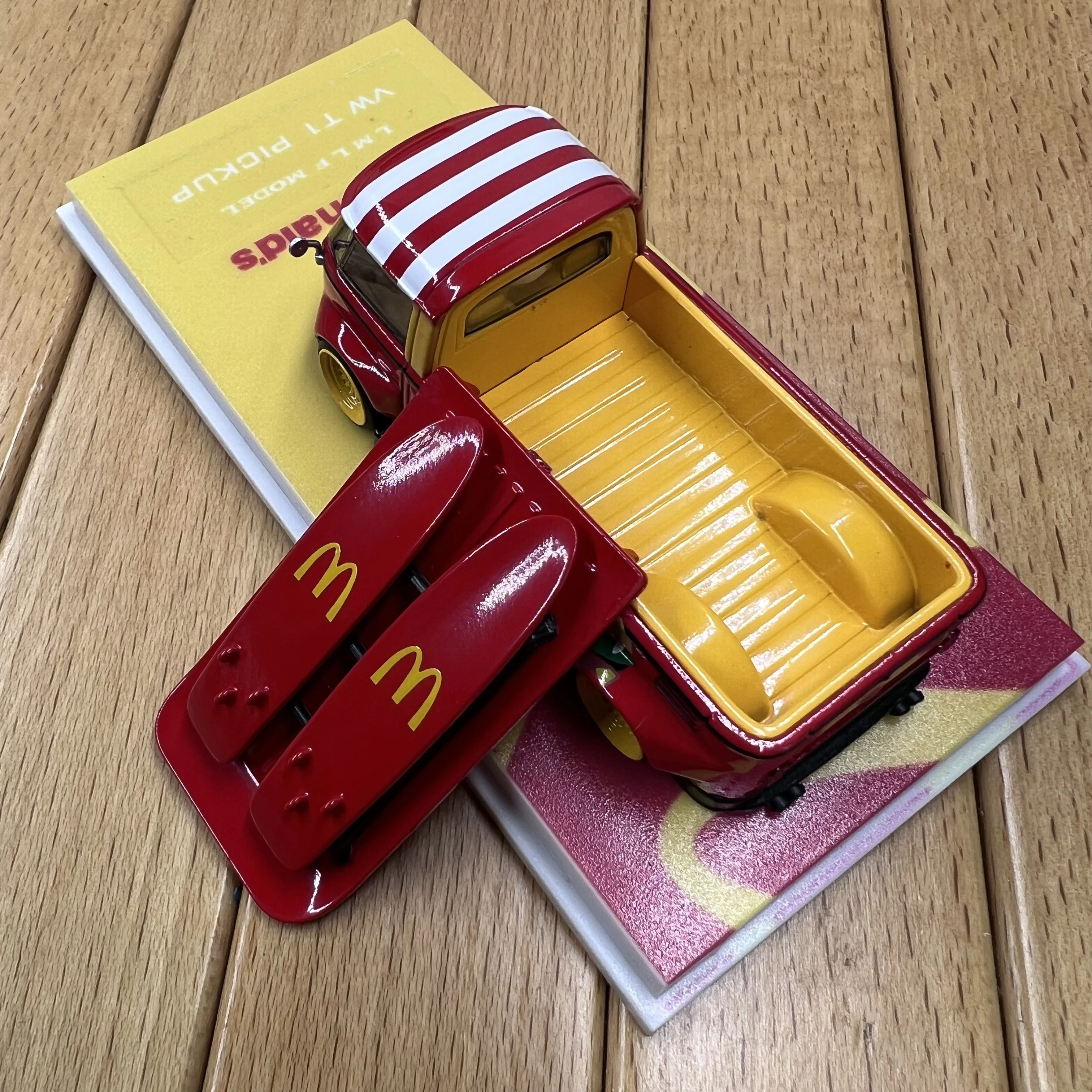 Diecast escala 1:64 vw t1 rbw estilo van de corpo largo cena liga modelo de carro brinquedo colecionável presente lembrança exibição ornamento