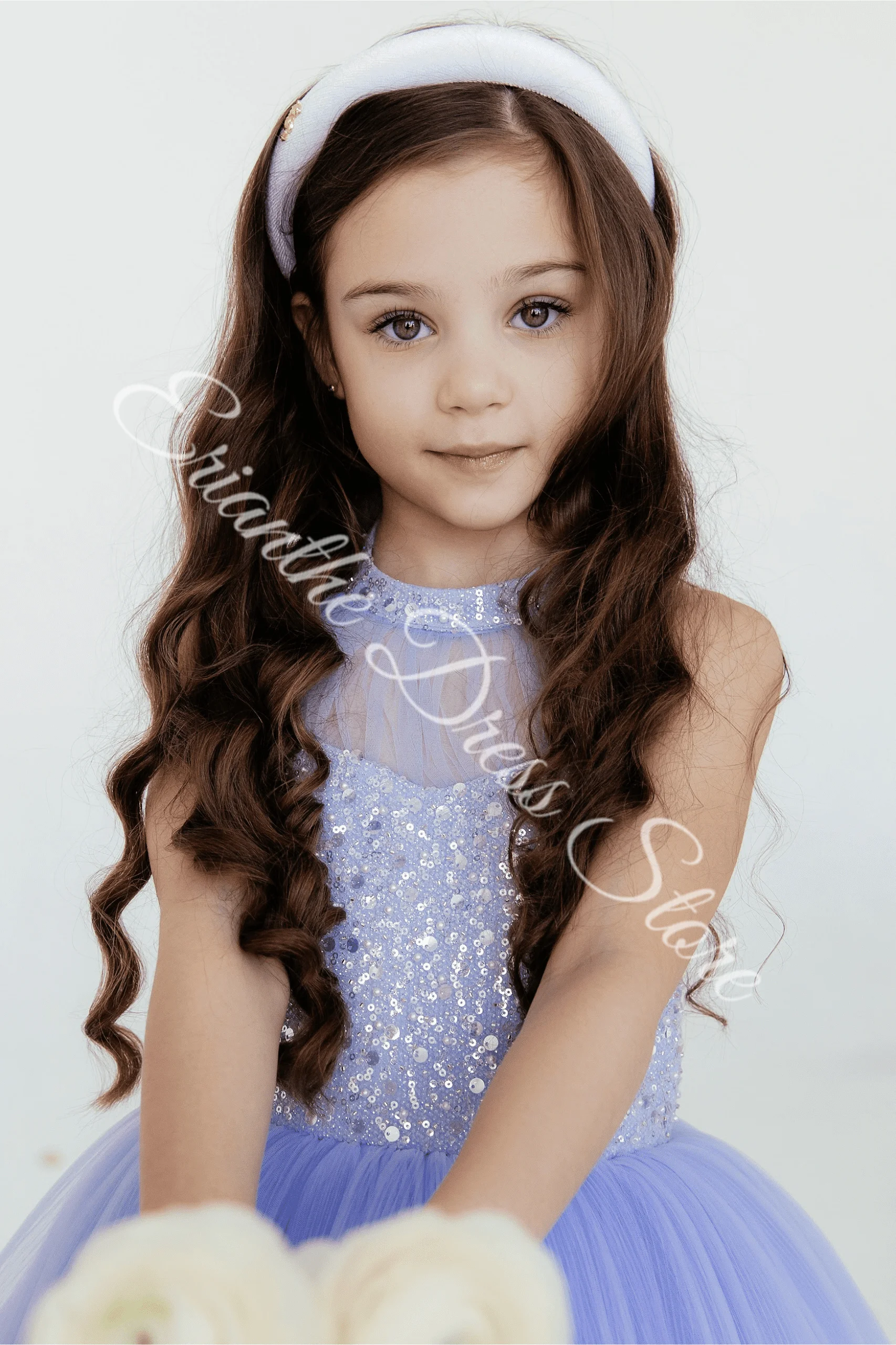 ชุดเดรสเด็กผู้หญิงสีขาว ผ้าทูลล์พองฟู ประดับลูกปัดและเลื่อม พร้อมโบว์ สำหรับงานแต่งงาน งานวันเกิด งานรับศีลมหาสนิท งานเลี้ยง ออกแบบตามสั่ง