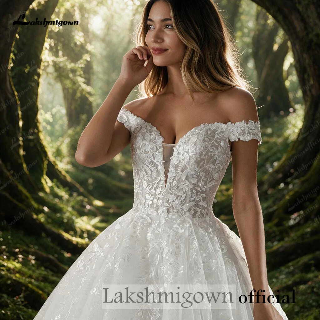 Romantisches Brautkleid mit freiem Schulterbereich, A-Linie, tiefem V-Ausschnitt, Spitze, Glitzer und Tüll, Hofschleppe, für den Außenbereich, nach Maß. – Detail 9