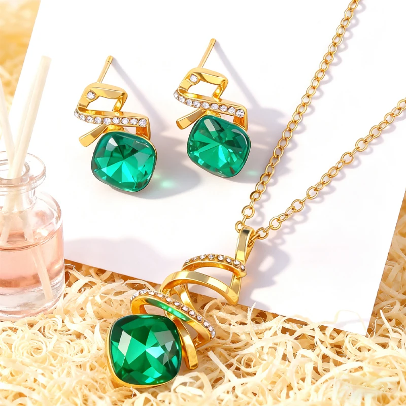 A Set of Gold Alloy Inlaid with Green Diamond Rotating Cross Jewelry Set for Women, Including Earrings and Necklace, Women's Accessories, Exquisite, Luxurious, Simple and Fashionable, Suitable for Dates, Parties, Etc., Women's Gifts, Birthday Gifts, Christmas Gifts