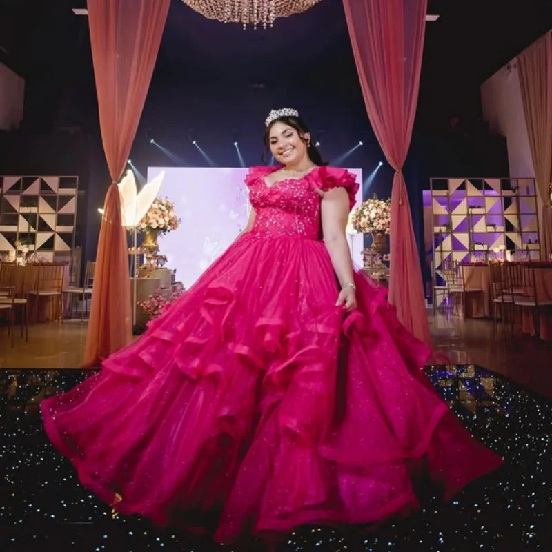 Vestido Rosa Pink Off-Shoulder com Cristais e Glitter, Camadas de Renda, Cauda Longa, Vestido de 15 Anos Personalizado