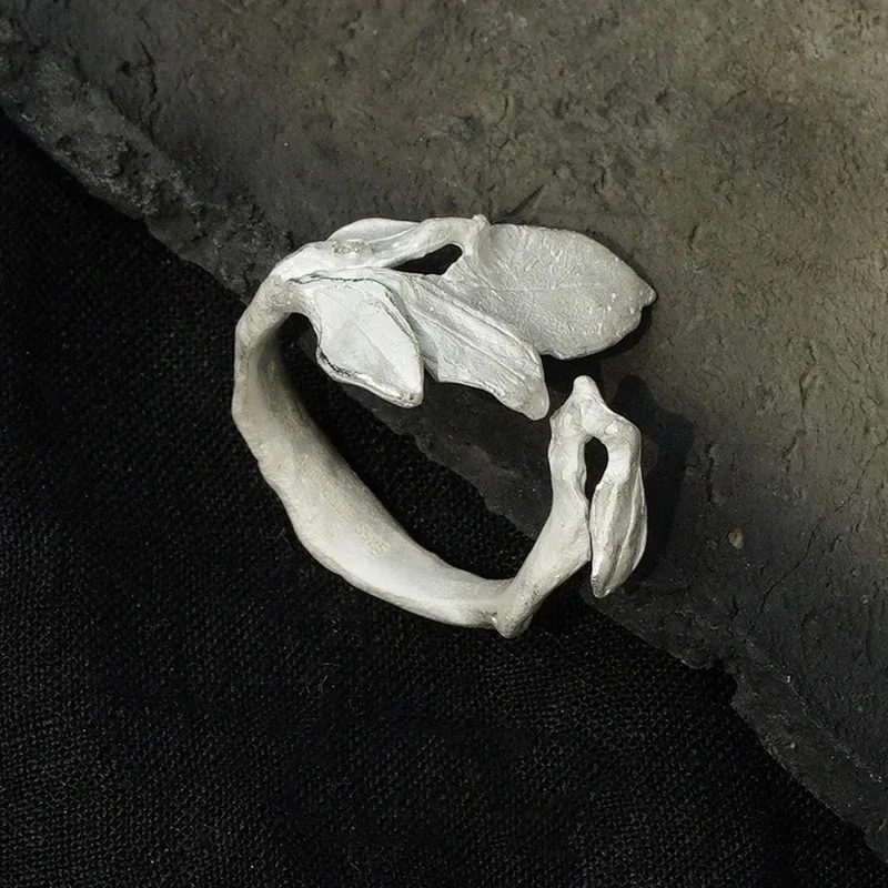 The Deep Water Leaf Flow Trendy Ring with A Retro Style Is A Creative Gift for Women's Jewelry Accessories and Parties