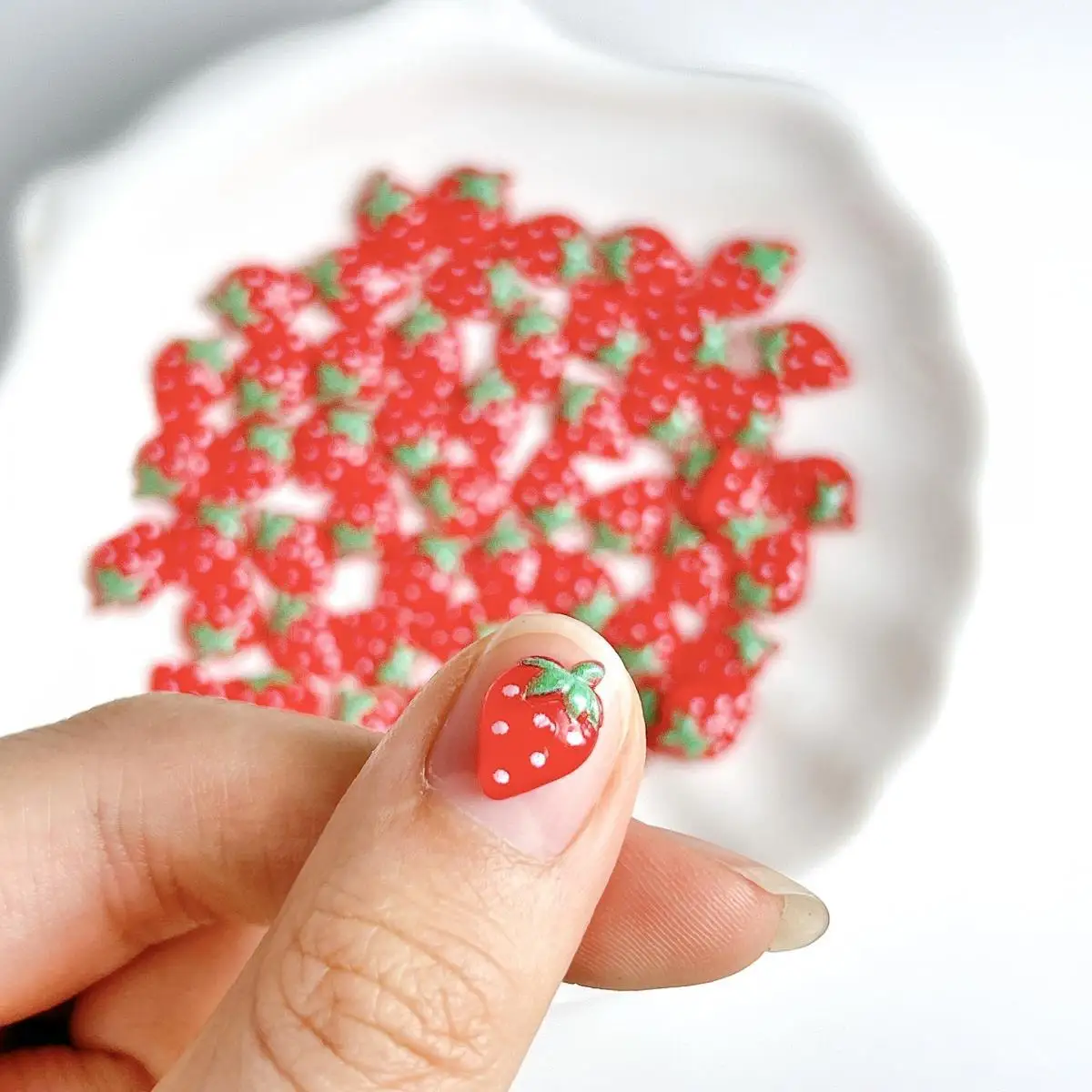 Resina 3D carino mini fragola decorazioni per unghie artistiche accessori dolce kawaii fondo piatto pendenti per unghie forniture per manicure fai da te