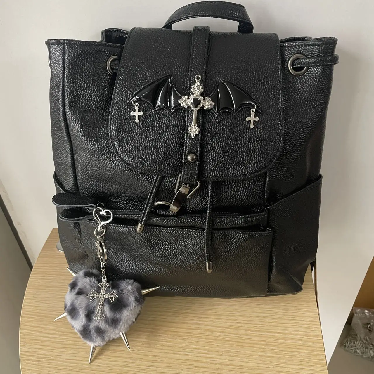 

Рюкзаки в стиле панк с крыльями летучей мыши для женщин, модный уникальный черный кожаный рюкзак на шнурке с брошью-крестом