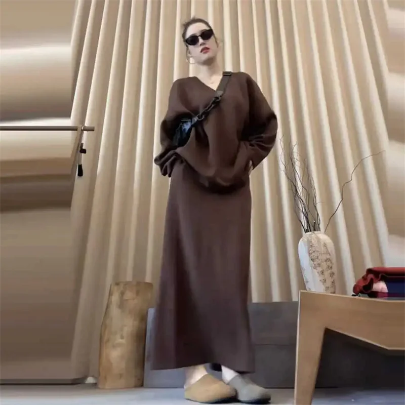 

Женский комплект, юбка, осень-зима 2024, новый свободный однотонный свитшот средней длины с v-образным вырезом + юбка с высокой талией, комплект из двух предметов