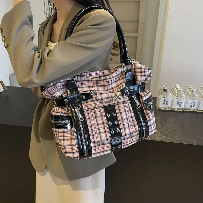 

Летняя женская сумка-тоут через плечо 2025 года, большая вместительная сумка с заклепками в мотоциклетном стиле, модная клетчатая холщовая сумка с утяжкой на талии