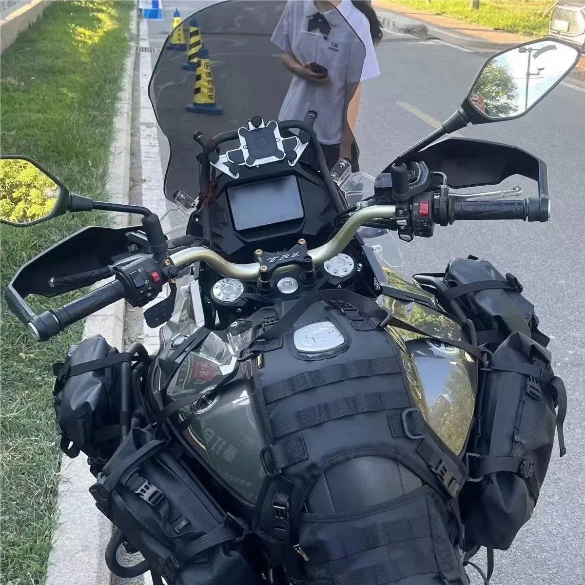 Multi-purpose motorcycle tank bag base, suitable for universal off-road motorcycle tank vests and motorcycle backpack bases