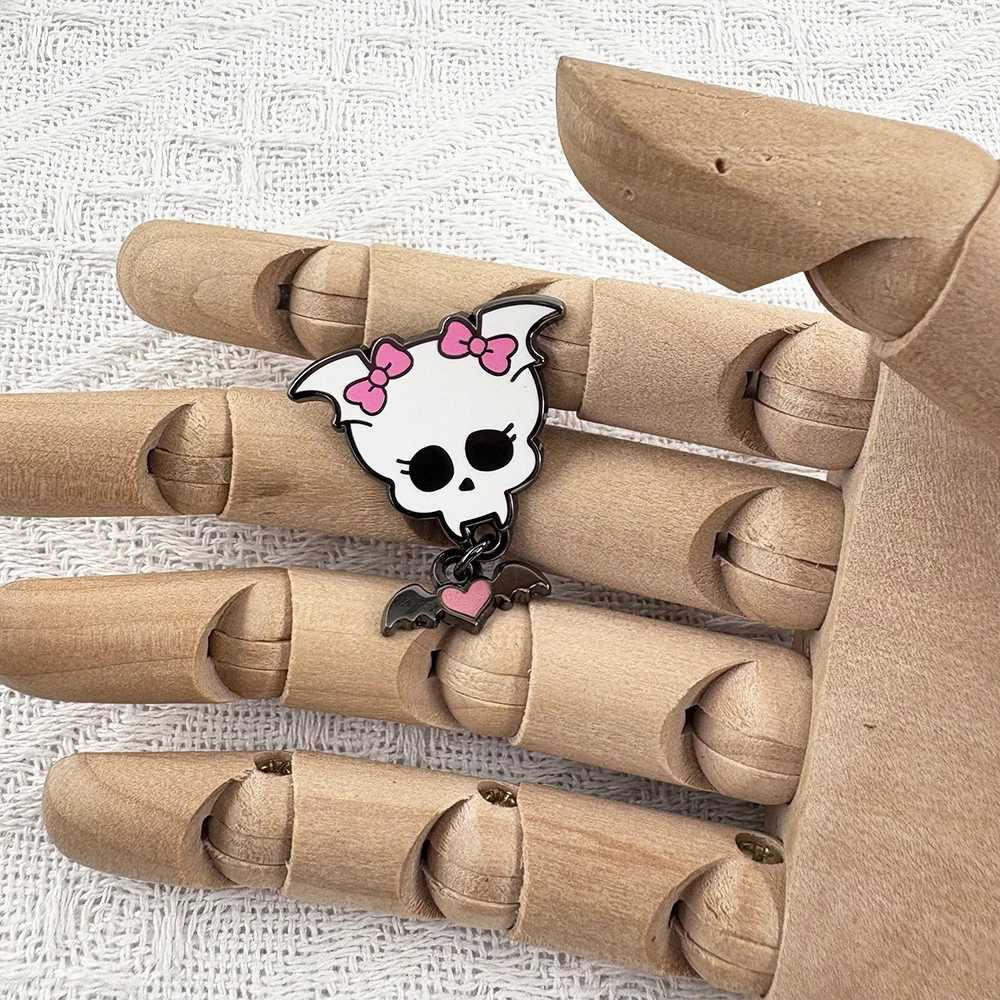 Monster-Animationsfilme Emaille-Pin Cartoon Schwarze Fledermaus Liebesschädel Rosa Schleife Broschen Vampir Reversnadel Anhänger Schmuck Geschenke – Detail 6