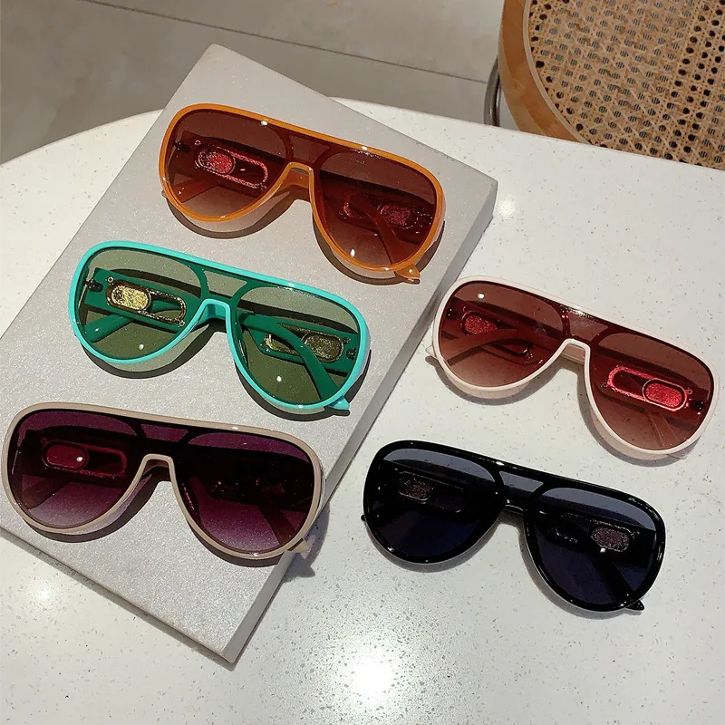Flat Top Pilot One Piece Sunglasses Women For Men Luxury Brand Designer Vintage Punk Sunglasses Popular Rivet Big Frame Shades
