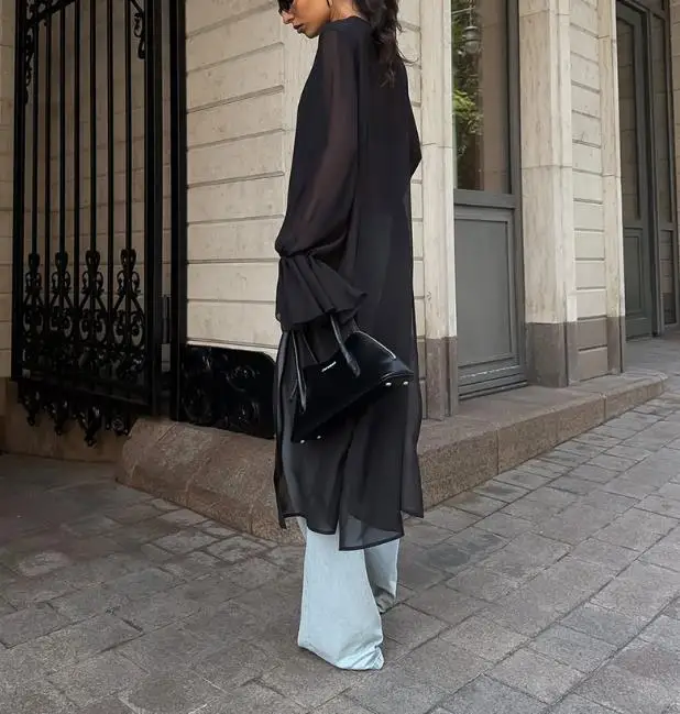 Camicia filata vento e neve, rete nera da donna irregolare, design di nicchia, girocollo, maniche a foglia di loto, top a maniche lunghe