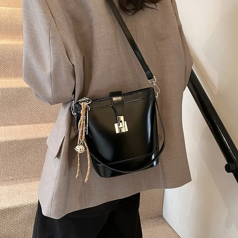 

Luxury Brand Women Messenger Bag, Premium Leather Shoulder Bag For Ladies, Chic Crossbody Bag With Classic Elegant Design