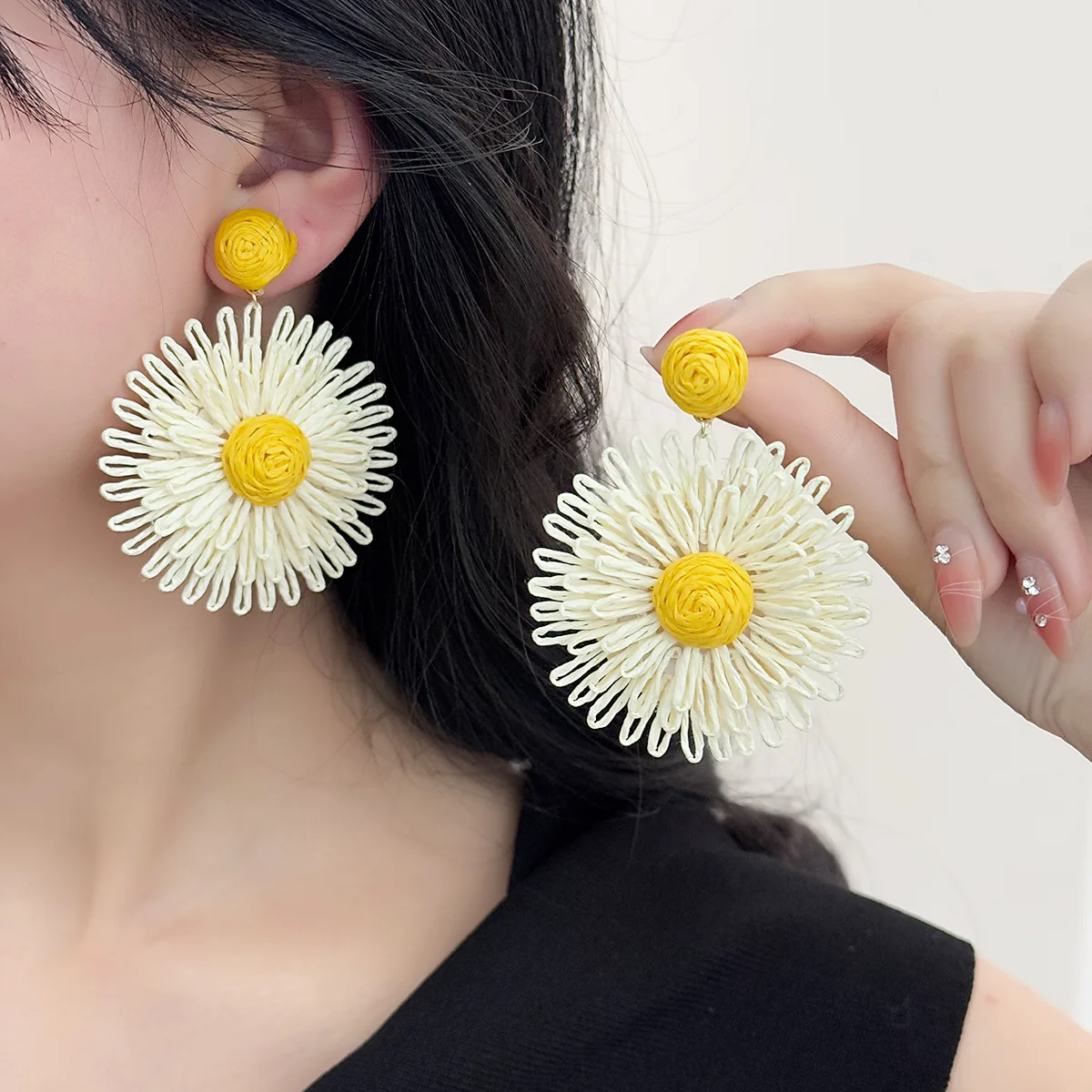 

Fashion Bohemia Grass Woven Lafite Grass Large Chrysanthemum Pendant Earrings Weaving Flowers Vacation Style Accessories Jewelry