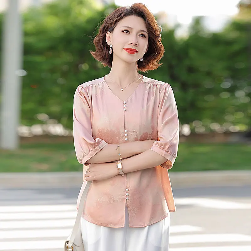 

Модный летний комплект для мам: шифоновый топ с рукавом 3/4 и брюки для женщин среднего и старшего возраста, элегантный и свободный крой.