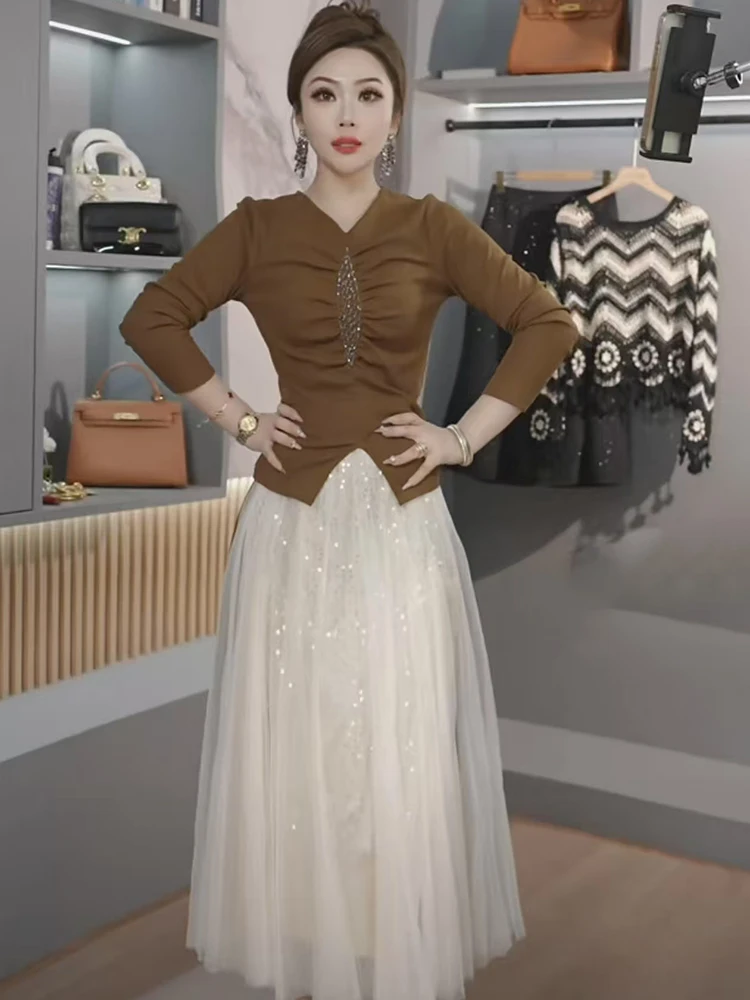 

Эластичный комплект из топа с V-образным вырезом и юбки макси для женщин, весна 2025, модный, облегающий, с крупными бусинами