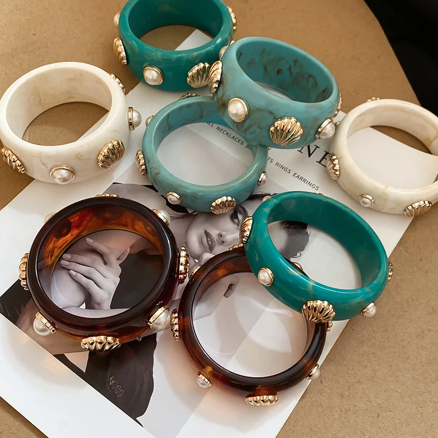 Vintage Round Smudging Acrylic Resin Bangles for Women Inlaid Metal Shell Imitation Pearl Wristbands Trendy Hip Hop Jewelry F