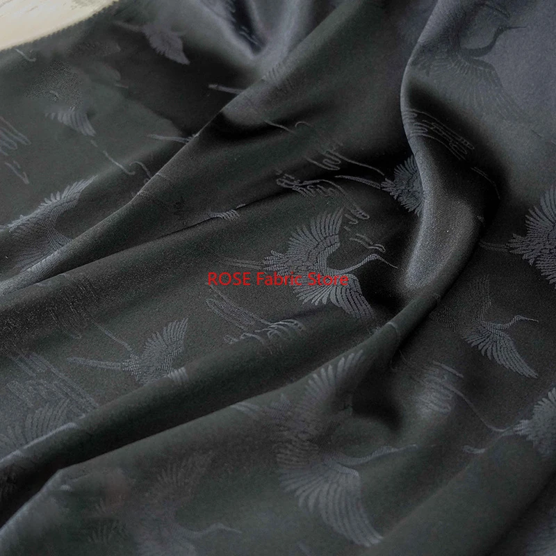 

1-метровый черный, красный журавль, мягкая атласная ткань, женское платье Cheongsam в стиле ретро, декоративная швейная ткань