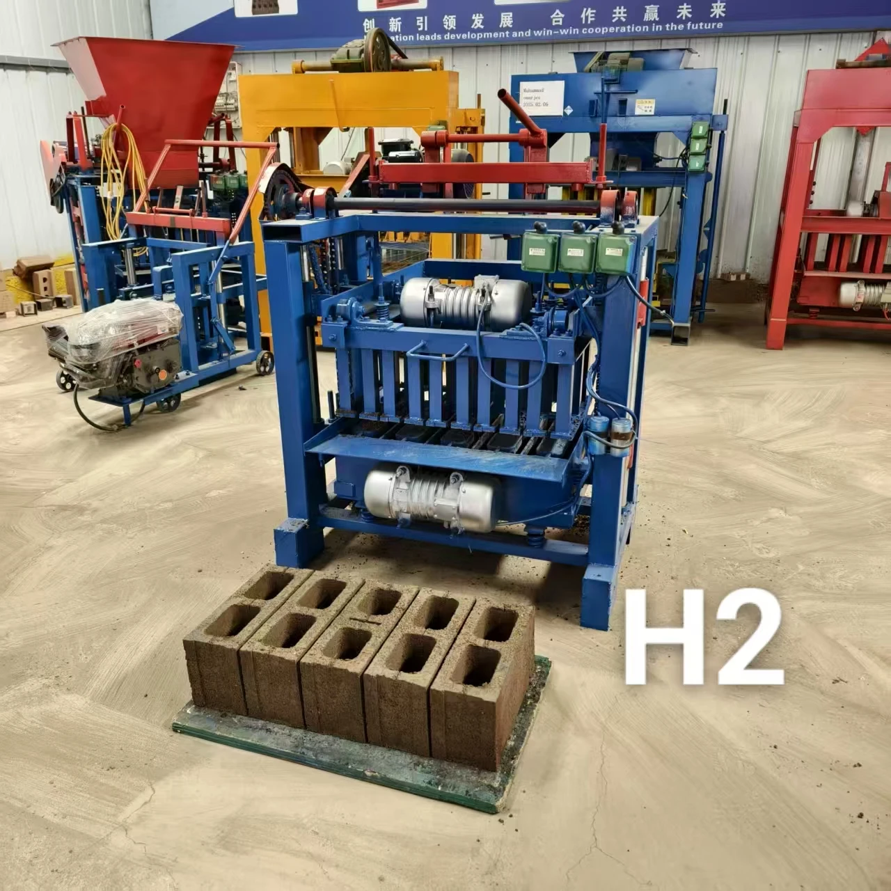 ماكينة تصنيع الطوب الرخيصة، ماكينة تصنيع الطوب الخرساني المجوف متعددة الأشكال، مجموعة كاملة أوتوماتيكية من ماكينة صنع الطوب