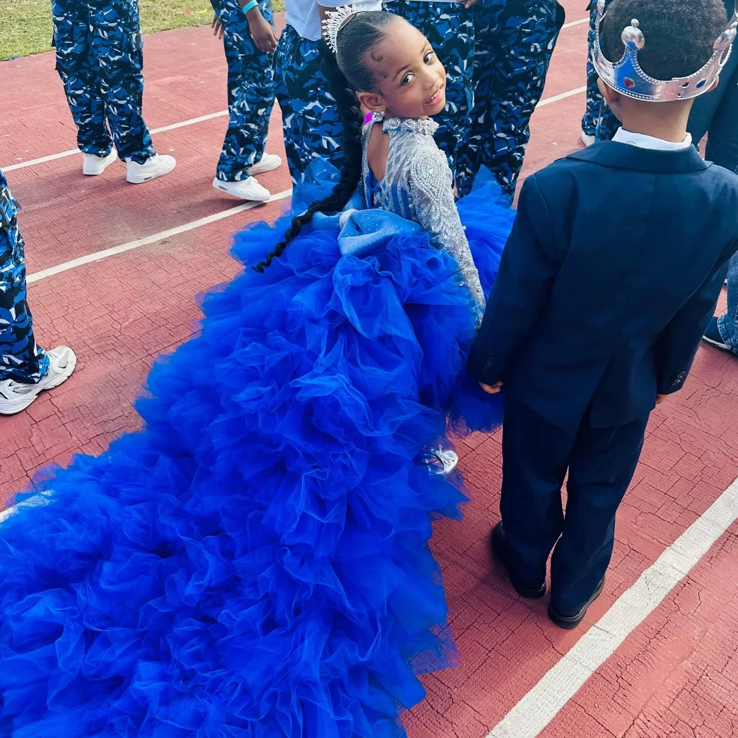 فساتين فتاة الزهور باللون الأزرق الملكي لحفلات الزفاف رائعة بطبقات كريستالية وأكمام طويلة للأطفال للمناسبات الرسمية فستان تبادل لاطلاق النار حسب الطلب