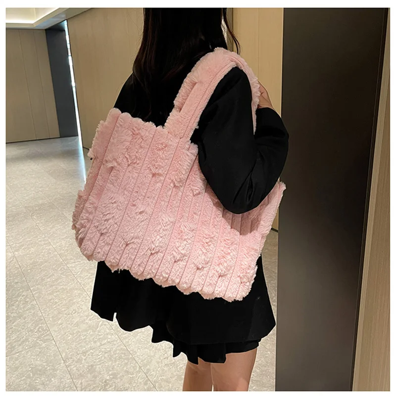 

Fall/Winter Plush Tote Bag 2025 New Commuter Women's Square Bag Casual Style Large Capacity Shoulder Bag Fashion Soft Handbag