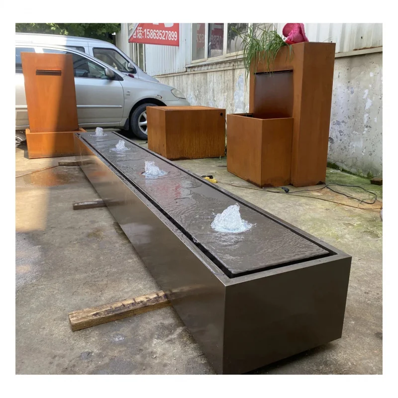 

Наружные фонтаны и искусственные водопады из кортеновской стали, устойчивые к погодным условиям, с возможностью индивидуальной настройки, для украшения сада.