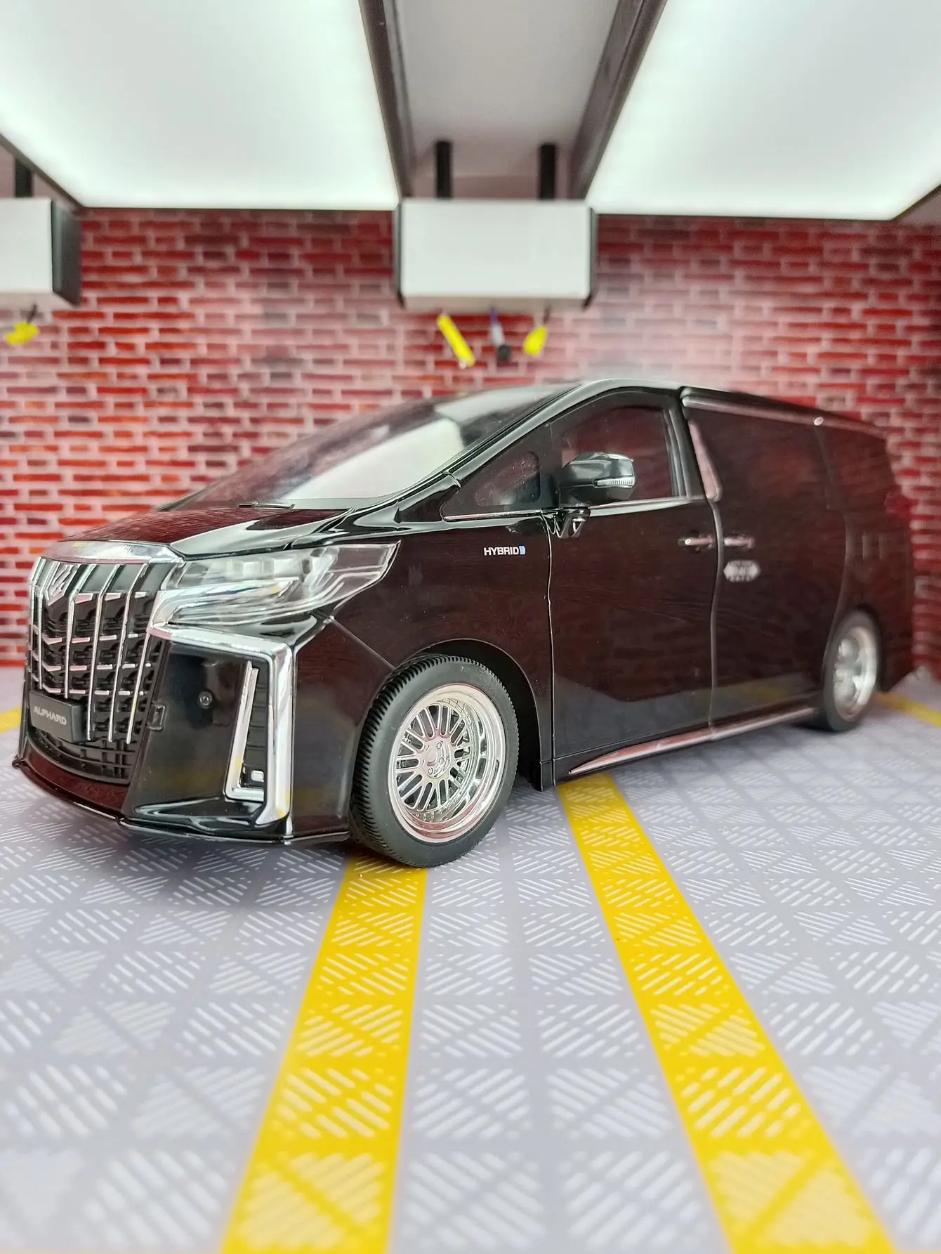 1: 18 Simulation 2023 Alphard Alloy Car Model MPV Luxury Business Vehicle Model Electric Door Opening Toy