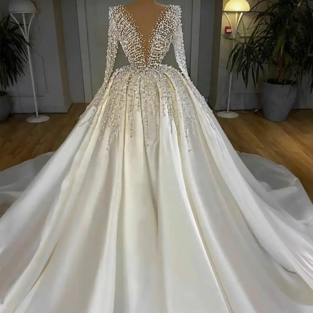 Maßgeschneidertes Brautkleid mit tiefem V-Ausschnitt und langen Ärmeln, Prinzessin-Ball-Hochzeitskleid, Perlen, Perlen, Dubai-Satin, maßgeschneidertes Brautkleid 2023