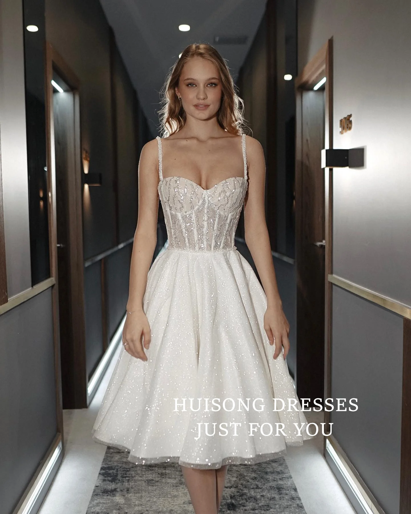 

HUISONG Customized vestidos de novias civil Midi Glitter Tulle Wedding Dress Spaghetti Straps Sleeveless A-Line Tea-Length Beach