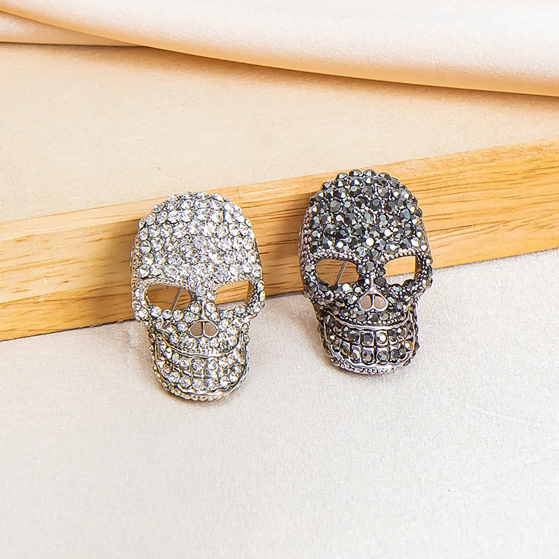 Foreign trade diamond-encrusted skull brooch retro personalized metal pin Halloween jacket suit corsage accessories