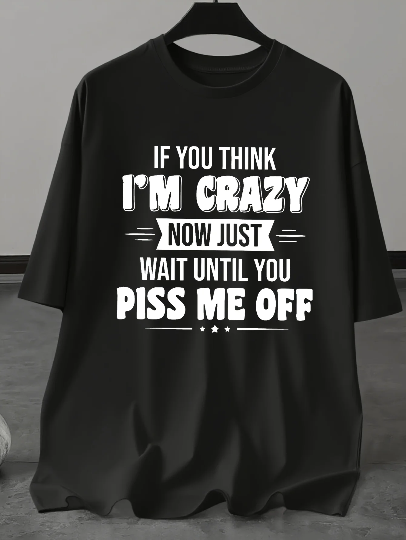 تي شيرت رجالي كاجوال برقبة دائرية "إذا كنت تعتقد أنني مجنون الآن فقط انتظر حتى أن تجعلني ماد" بأكمام قصيرة - هدية عيد الميلاد