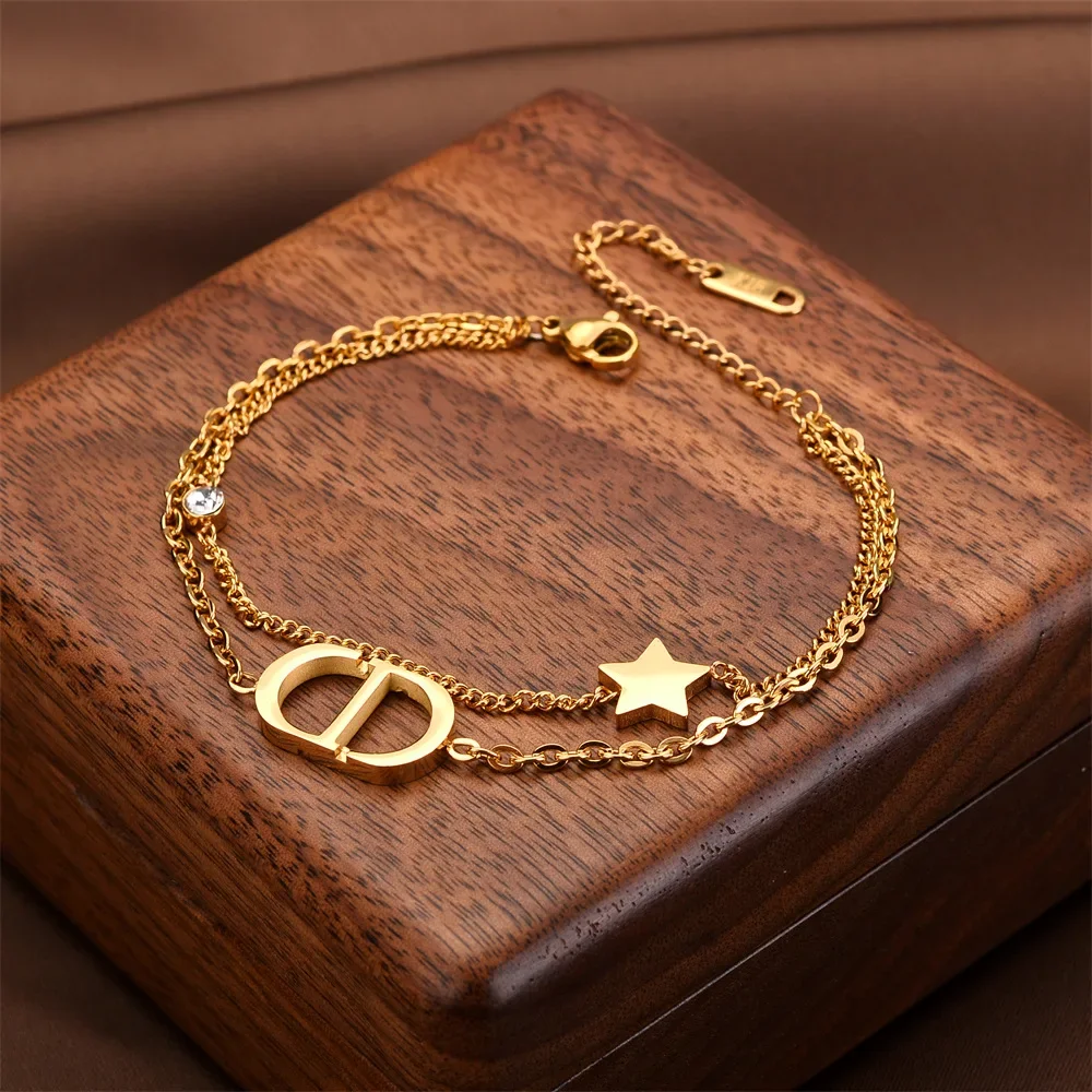 Pulseira de Aço Titânio Dupla Camada com Design de Estrela e Letra, Elegância Simples para Uso Diário, Estilo Único, Joia de Mão
