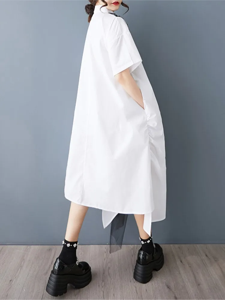 Długa letnia sukienka koszulowa damska oversize z nieregularnymi wstawkami z siateczki, plisowana, modna, luźna sukienka damska w stylu casual.