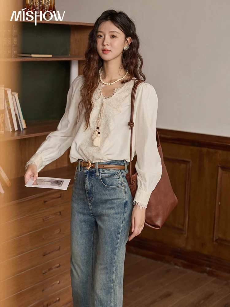 MISHOW Damskie bluzki z bufiastymi rękawami 2025 Jesień Słodkie koronkowe wstawki Dekolt w serek Długi rękaw Topy Koronkowe sznurowane koszule biurowe MXE43X1989