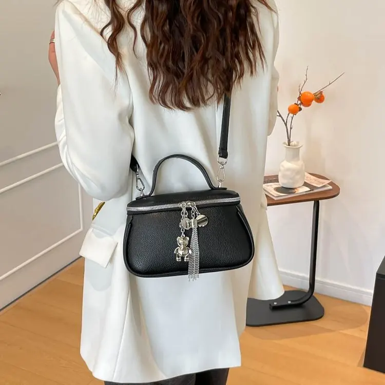 

Офисная женская сумка через плечо — универсальная минималистичная сумка для любителей профессиональной моды