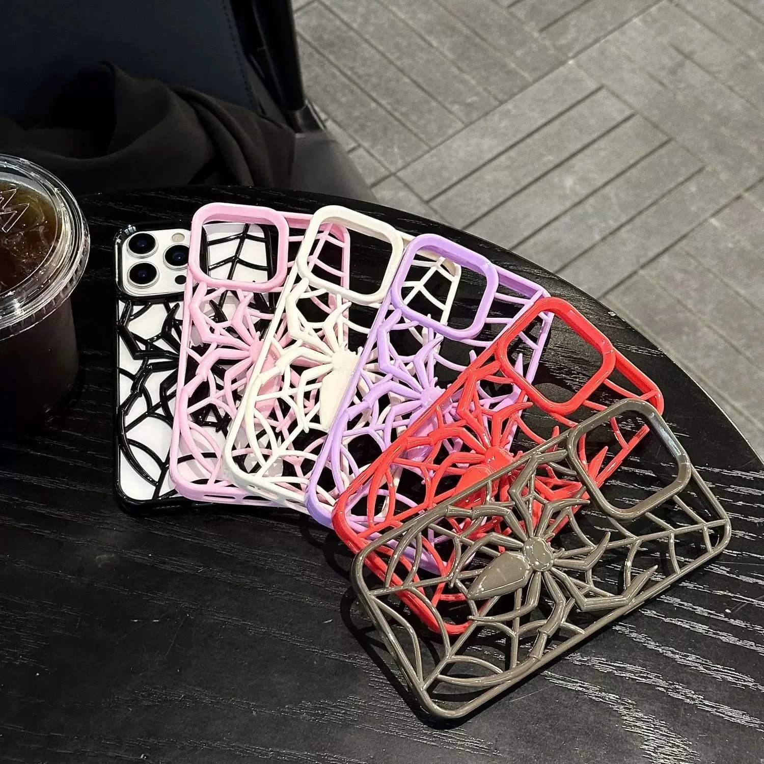 

Suitable for iPhone, a three-dimensional spider-web perforated cooling phone case