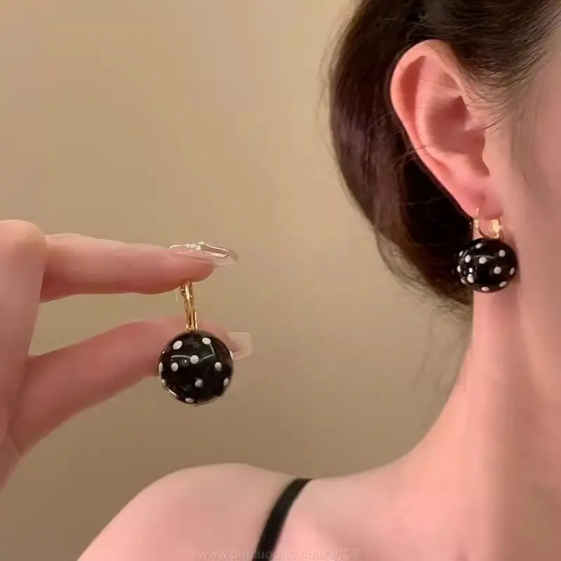 Fashion Polka Dot Round Ball Earrings For Women Elegant Temperament Resin Geometrics Ear Clips Buckle Casual Party Jewelry Gift