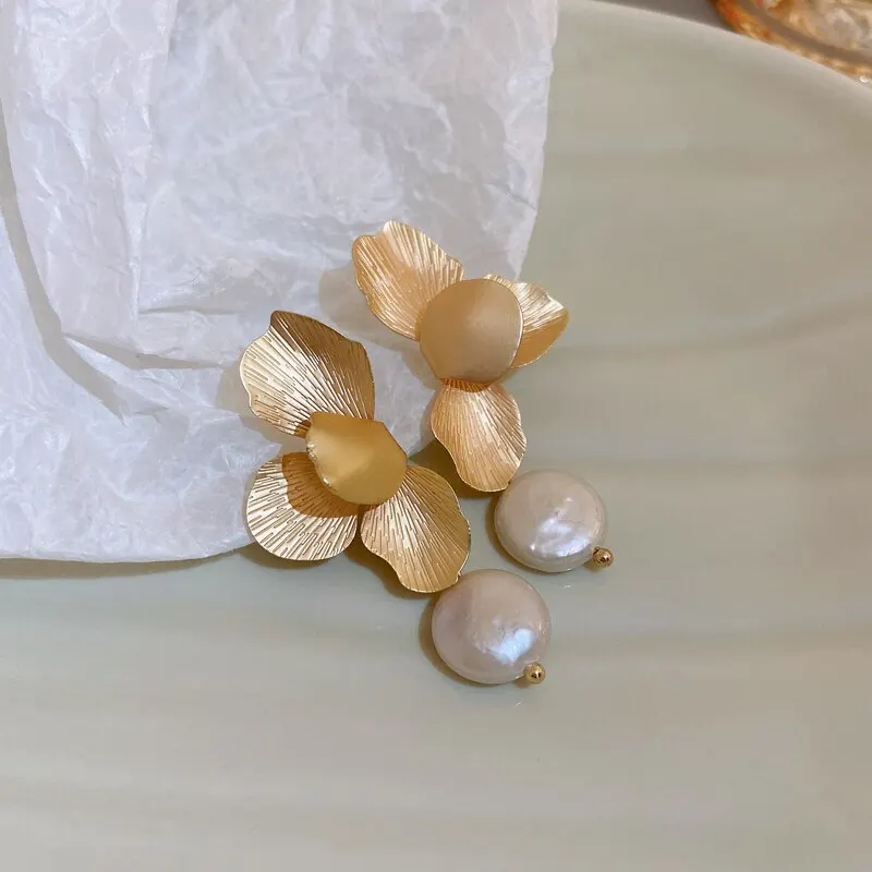 Elegant Natural Imitation Pearls Earrings For Women Vintage Golden Petals Flower Drop Earring Jewelry For Party Wedding K-