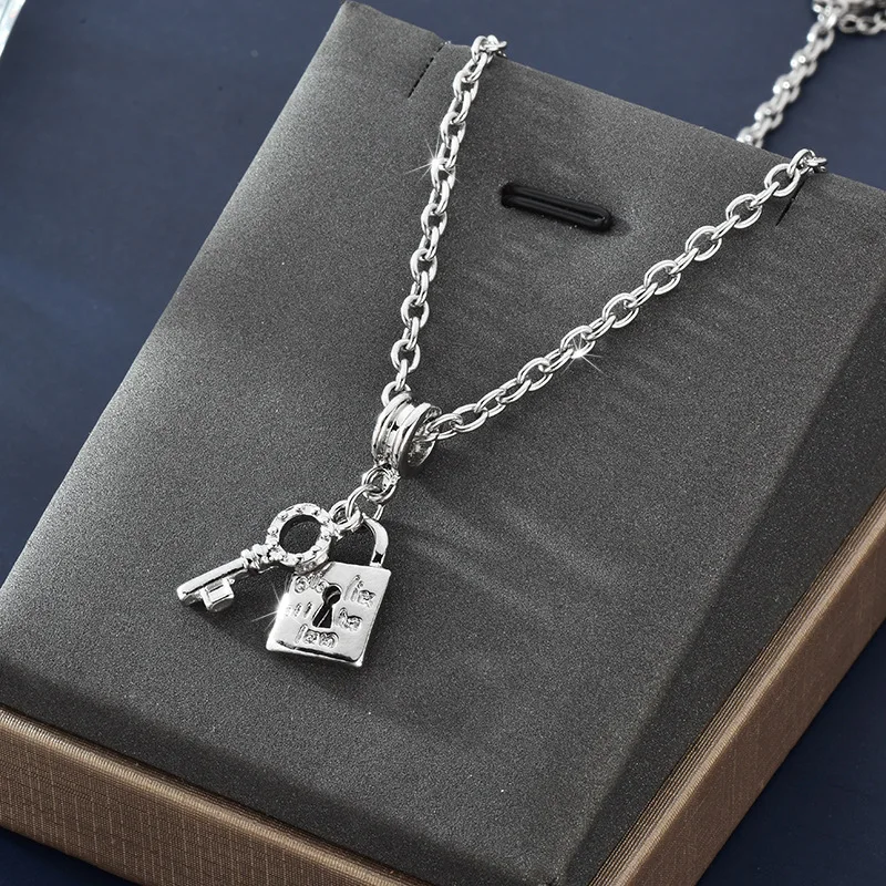 علامة تجارية جديدة وفريدة من نوعها وبسيطة ومتعددة الاستخدامات، قلادة مفاتيح بدون مشبك، وسلسلة دائرية على شكل عظمة الترقوة