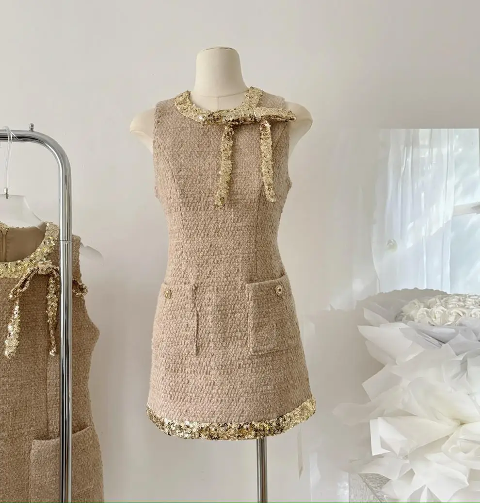 Französisch kleine duftende goldene Pailletten Dekoration Bogen O-Ausschnitt ärmelloses Kleid modische dicke Tweed schlanke elegante kurze Kleider