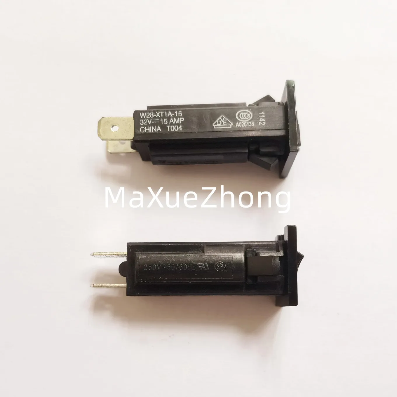 

Original New 100% circuit breaker fuse holder W28-XT1A-15 32V 15A