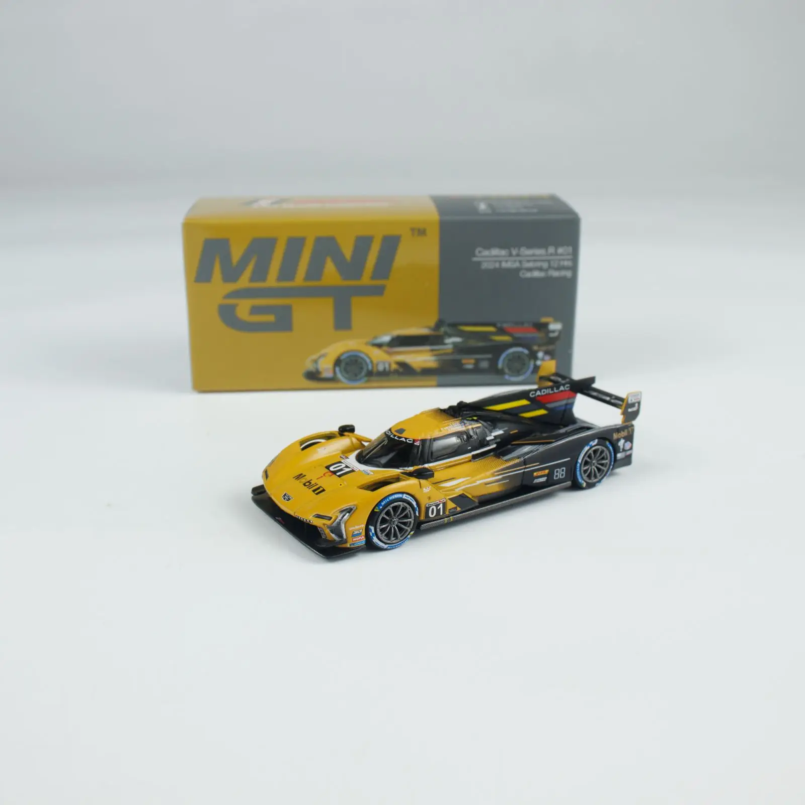 

МИНИГТ 1004 1:64 Cadillac V Series.R # 01 Cadillac Racing 2024, литая под давлением модель автомобиля, коллекция игрушек