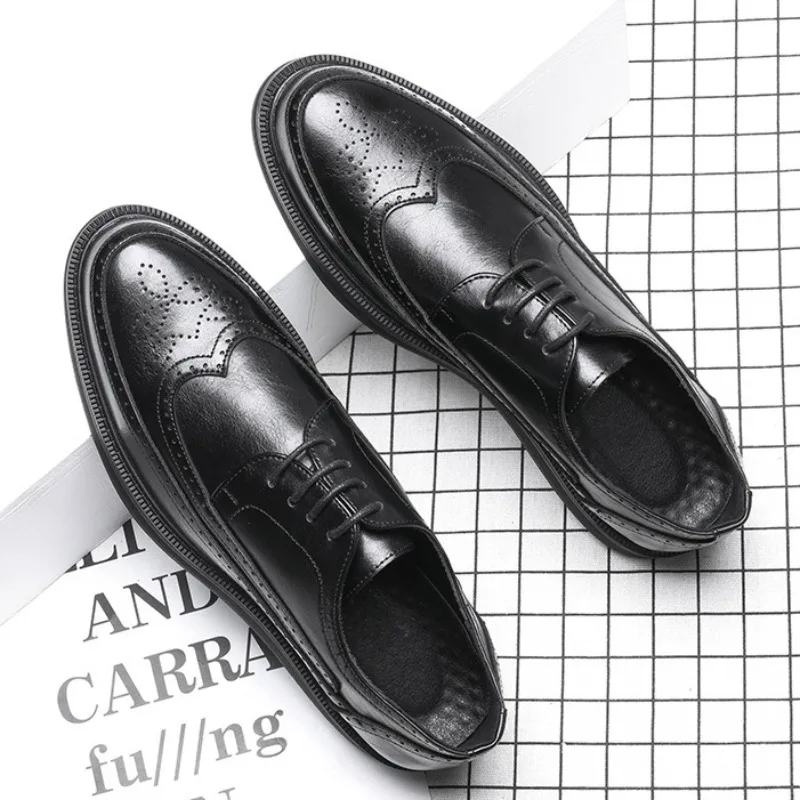 

High Quality White Leather Shoes for Men Korean Version Patent Leather Shoes Carved Design Breathable， Business Men Dress Shoes