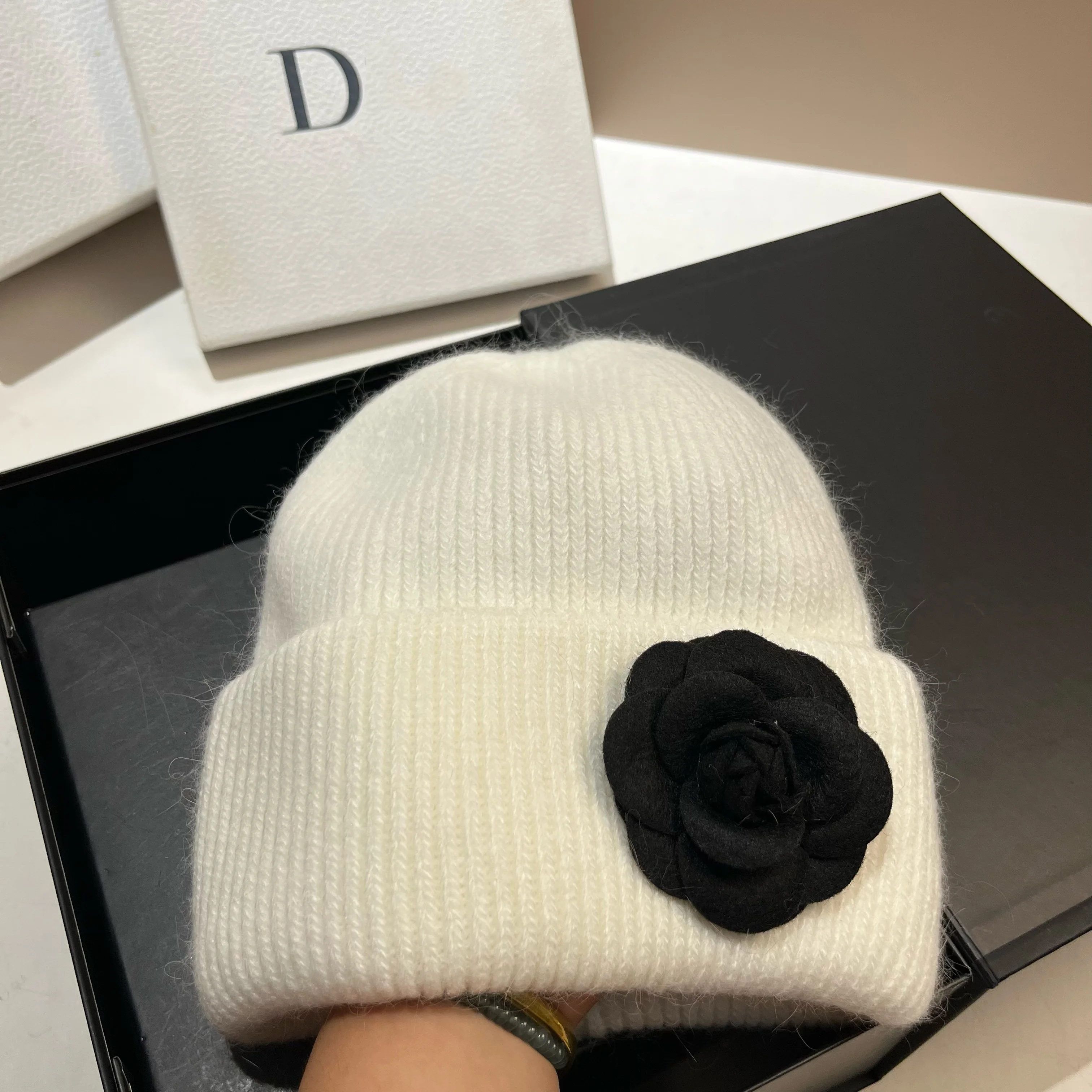 French Hepburn socialite Feng Shan Camellia pullover woolen hat for winter, soft and warm rabbit hair knitted hat for warmth