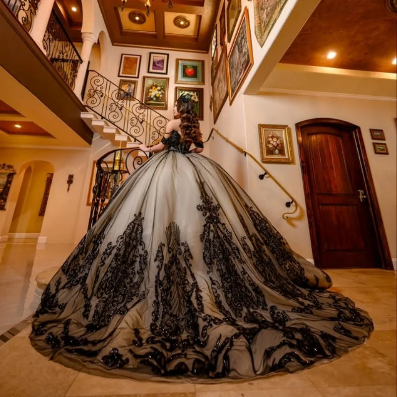 Robe Quinceanera noire personnalisée, épaules dénudées, paillettes appliquées, perles, dentelle traînante, robes de 15 Quinceanera