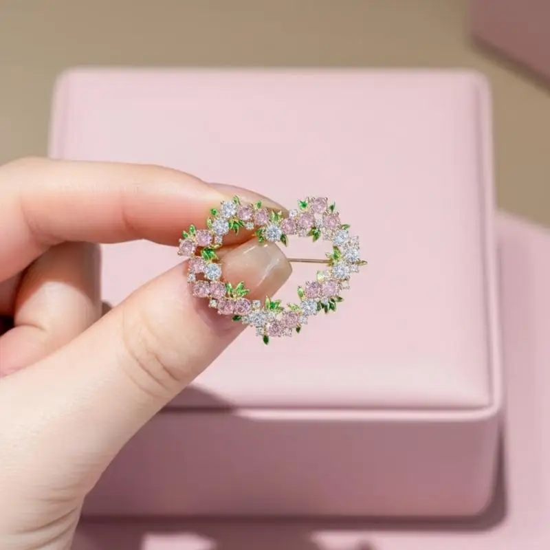Sweet Pink Love Heart Wreath Brooch For Women Fashion Elegant Lapel Pin Coat Sweater Dress Accessories Jewelry Gifts
