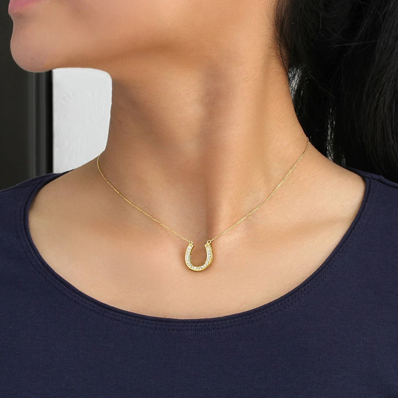 Huitan U Shaped Pendant Necklace for Women Exquisite Wedding Necklace with Shiny Cubic Zirconia Fashionable Choker Chain Jewelry
