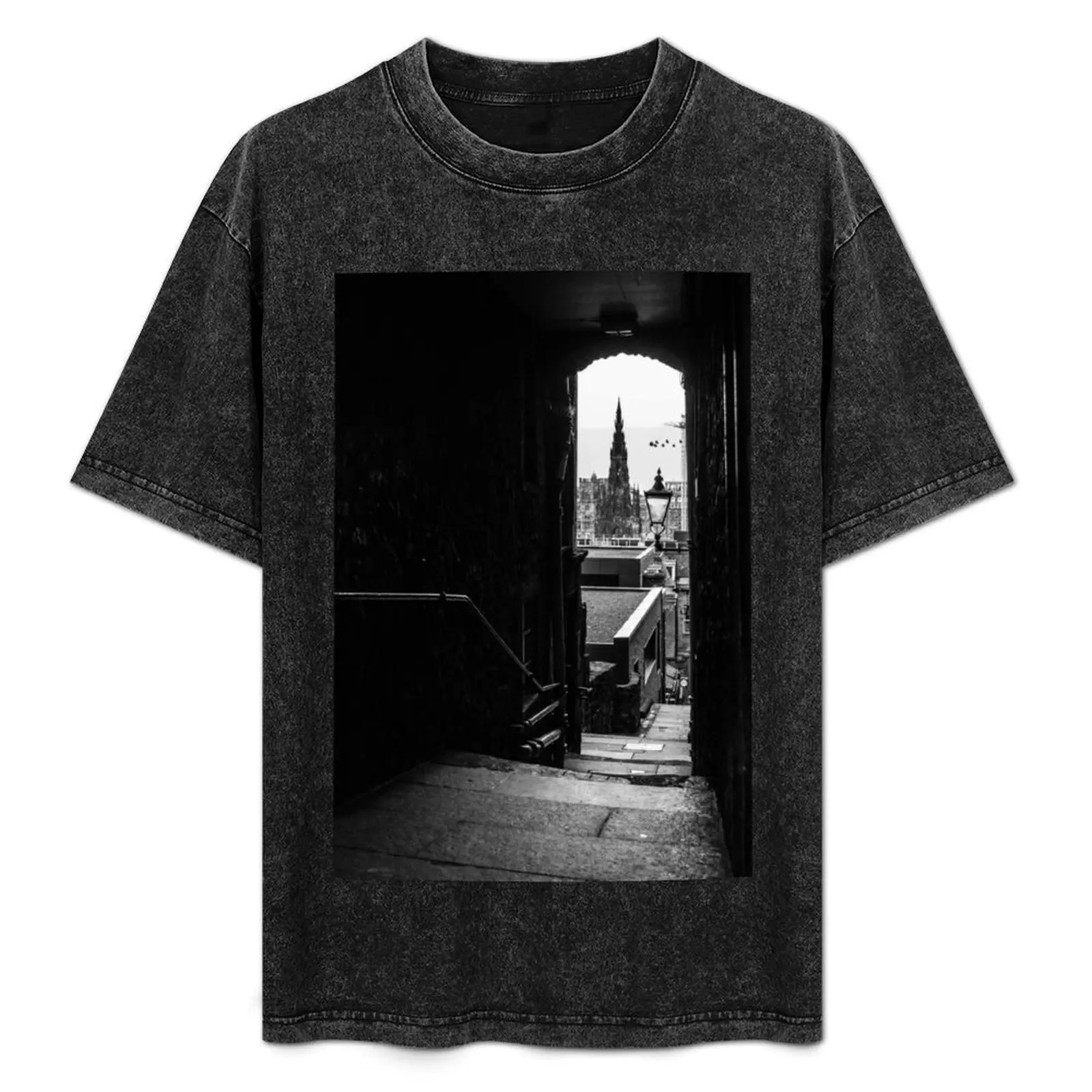 

Edinburgh alleys alley architecture black and white view dark scotland Scottish winter old stone T-Shirt